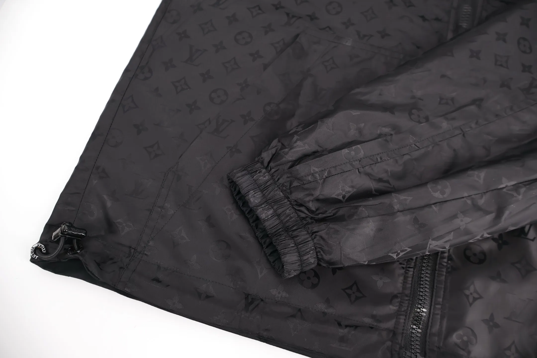 🅿️700 1v full-print double-sided windbreaker jacket (black). The original purchase was 22600. This fabric is custom-woven with 50D imported full-gloss nylon yarn jacquard machine with 0.2*0.2 plaid and original plate. 100 mercerized fabric is used inside, which is expensive. Jacquard alignment technology is used. There are 36 pieces of the whole garment. The sewing is very difficult. All hardware is fully molded and customized. All patterns in the garment are fully aligned. The inside uses very complicated back and forth stitching to completely match the original. Size:46-48-50-52
